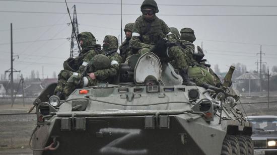 Soldados del ejército ruso, a bordo de un vehículo blindado de transporte de personal BTR-80, se dirigen por carretera hacia el centro de Ucrania.