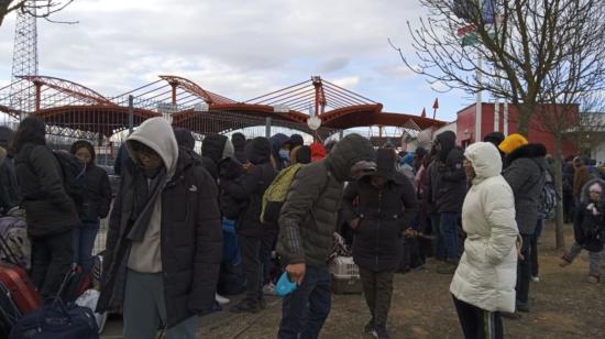 Ecuatorianos en la frontera entre Ucrania y Hungría, el 28 de febrero de 2022.