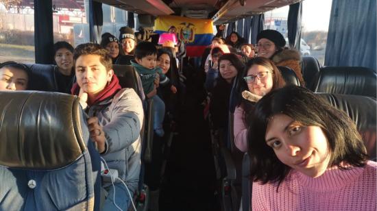 Un grupo de estudiantes ecuatorianos cruza de Ucrania a Hungría, el 28 de febrero de 2022.