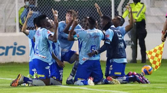 Los jugadores de Macará festejan el gol de Luis Arce, en la victoria sobre Orense, lunes 28 de febrero de 2022. 