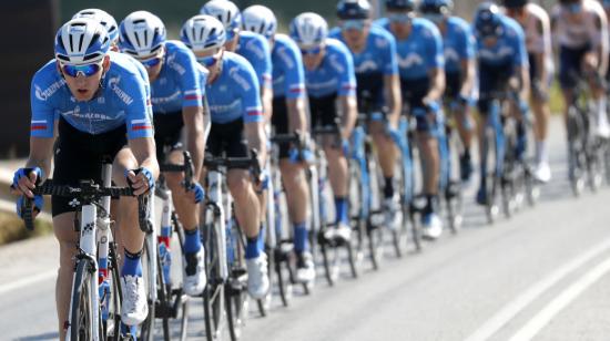 Imagen de los ciclistas del equipo Gazprom - RusVelo de Rusia, que categoría UCI Pro Team Continental, que no podrán competir debido a las sanciones de la UCI. 