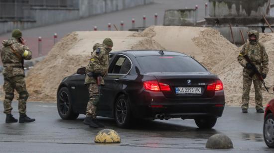 Soldados ucranianos detienen un automóvil en un puesto de control en el centro de Kiev, Ucrania, el 2 de marzo de 2022. 