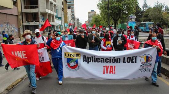 Maestros protestaron por las calles de Quito en contra del Gobierno, el 11 de febrero de 2022.
