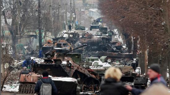 Vehículos militares destruidos en una calle en la ciudad de Bucha en la región de Kiev, Ucrania, 1 de marzo de 2022.