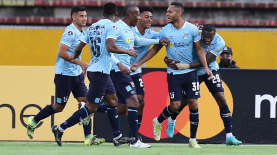 Los jugadores de Universidad Católica festejan el gol de Ismael Díaz al Bolívar de la Paz, el miércoles 2 de marzo de 2022, por la Fase 2 de la Copa Libertadores, en el estadio Olímpico Atahualpa.