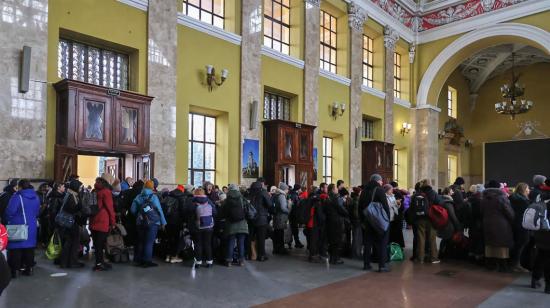 Personas esperan un tren de evacuación en una estación de ferrocarril en Kharkiv, Ucrania, el 3 de marzo de 2022. Las tropas rusas ingresaron el 24 de febrero.