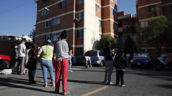 Familias salen de sus viviendas debido a un sismo que tuvo epicentro en la Isla Veracruz, México, el 3 de marzo de 2022. 