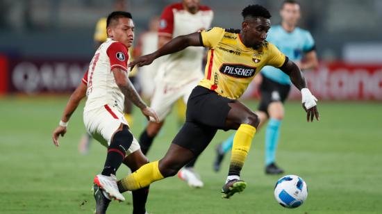 Erick Castillo, de Barcelona SC, en el partido ante Universitario de Deportes, en Lima, el 2 de marzo de 2022.