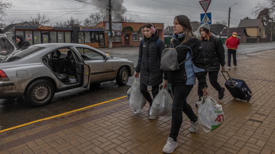 Mujeres caminan por las calles de Kiev, el 3 de marzo de 2022 en medio del conflicto entre Ucrania y Rusia.