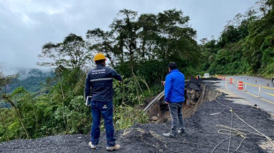 El hundimiento de la calzada en el km 38, en la vía Alóag-Unión del Toachi, no afecta la circulación vehicular, el 27 de febrero de 2022.