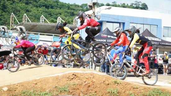 Bicicrosistas compitiendo durante la primera ronda del Latinoamericano de BMX, en Guayaquil, el 5 de marzo de 2022.