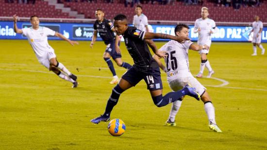 José Carabalí, de Universidad Católica, pelea la pelota con Andrés López, de Liga de Quito, por la Fecha 3 de la LigaPro, el sábado 5 de marzo de 2022.