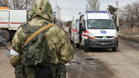 Una ambulancia pasa junto a un soldado en un campamento de refugiados de Mariúpol, Ucrania, el 5 de marzo de 2022.