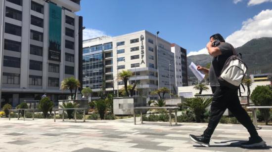 Ambiente en las afueras del edificio del Instituto de Seguridad Social de las Fuerzas Armadas (Issfa), en Quito, en febrero de 2022.