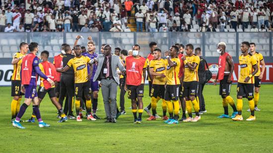 El equipo de Barcelona SC, celebrando su victoria ante Universitario de Deportes, en Lima, el 2 de marzo de 2022. 