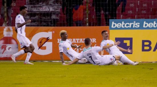 Jugadores de Liga de Quito, celebrando en el partido ante Católica, por LigaPro, el 5 de marzo de 2022.