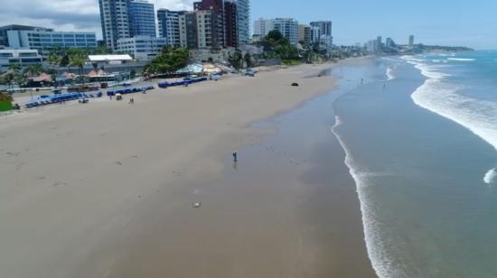 Combustible cubre la arena de la playa Murciélago de Manta, 7 de marzo de 2022.