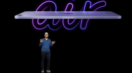 CEO de Apple, Tim Cook, mientras presenta el nuevo iPad Air durante el evento Apple el 8 de marzo de 2022.