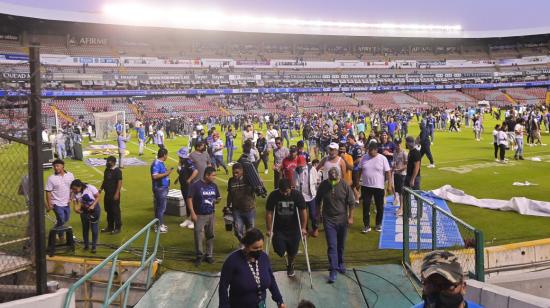 Cientos de hinchas del Querétaro y del Atlas protagonizaron una batalla en el estadio La Corregidora, en México, el sábado 5 de marzo de 2022.