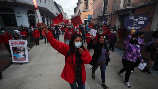 Colectivos feministas marchan por las calles del Centro Histórico de Quito, el 8 de marzo de 2022.