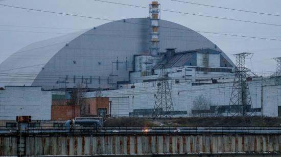 Vista general de la estructura New Safe Confinement (NSC) sobre el antiguo sarcófago que cubre el cuarto reactor dañado en la planta de energía nuclear de Chernóbil, en Ucrania, del 22 de noviembre de 2018.