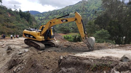 Maquinaria del Ministerio de Obras Públicas realiza trabajos de excavación para evacuar el agua represada, tras el colapso de alcantarilla en la vía Loja-Cuenca, sector San Lucas, km 46, el 8 de marzo de 2022. 