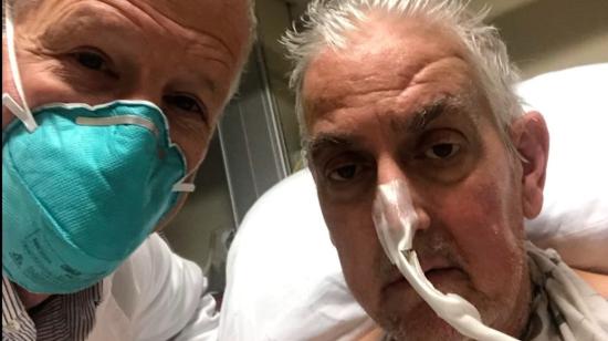 David Bennett (derecha), de 57 años, posa junto al médico Bartley P. Griffith,  quien trasplantó quirúrgicamente el corazón de cerdo.