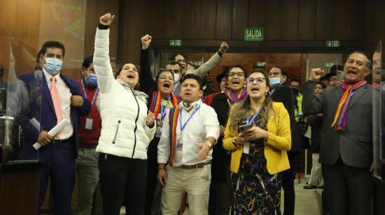 Asambleístas de Pachakutik festejan tras la aprobación de las amnistías, la madrugada de este 10 de marzo de 2022.