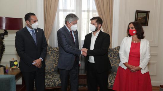 El presidente Guillermo Lasso saluda con Gabriel Boric, el día previo a su posesión como presidente de Chile, el 10 de marzo de 2022.