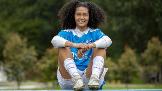 Yosneidy Zambrano sonríe con el uniforme de Universidad Católica, en marzo de 2022.