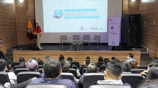 La subsecretaria de la Senescyt, Andrea Montalvo, durante la presentación del Plan para la reinserción a la educación superior para los estudiantes que huyeron de Ucrania, el 10 de marzo de 2022.