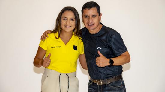 Glenda Morejón junto a su entrenador Julio Chuqui, en una rueda de prensa en Banco Pichincha, el 9 de marzo de 2022.