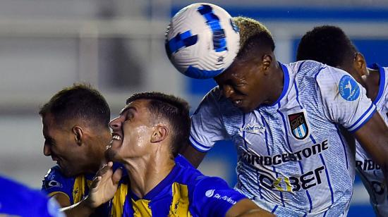 Jugadores de Delfín y 9 de Octubre, durante el partido por Sudamericana, en Manta, el 10 de marzo de 2022.