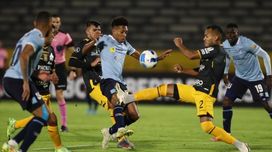 Jugadores de Universidad Católica y The Strongest disputan una pelota en el estadio Atahualpa, el 10 de marzo de 2022.