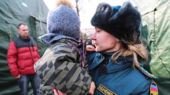 Personal de salud evacuando a los niños del hospital materno infantil de Mariupol, tras el ataque de tropas rusas, el 9 de marzo de 2022.