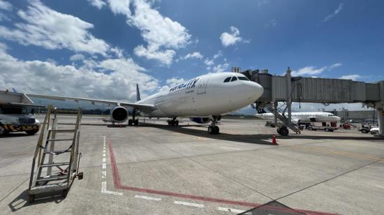 El primer vuelo humanitario llegó a Quito, el 4 de marzo de 2022, con 99 mujeres, 145 hombres, 2 menores y 3 mascotas.