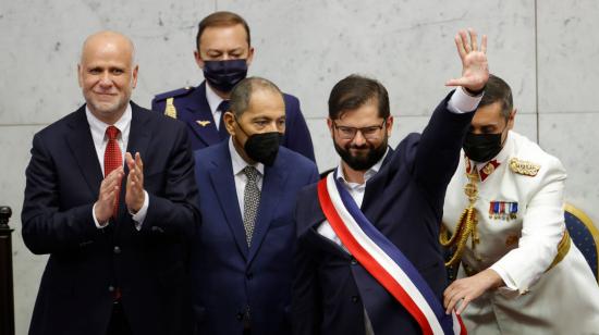 El presidente de Chile Gabriel Boric saluda a los asistentes al Congreso Nacional luego de recibir la banda presidencial.  11 de marzo de 2022