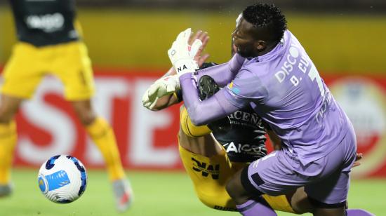 El arquero Darwin Cuero, de Universidad Católica, choca con Martín Prost, de The Strongest, en un partido jugado en Quito, el 10 de marzo de 2022.