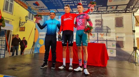 Martín López (izq), en la premiación de la Etapa 2 del Istrian Spring Trophy, en Croacia, el 12 de marzo de 2022.