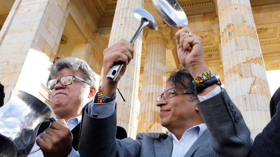 El excandidato presidencial Gustavo Petro (d) participa en una protesta en Bogotá (Colombia). 16/12/2019