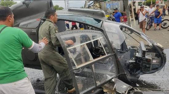 Uno de los tres militares heridos sale del helicóptero accidentado en Portoviejo, el 12 de marzo de 2022.