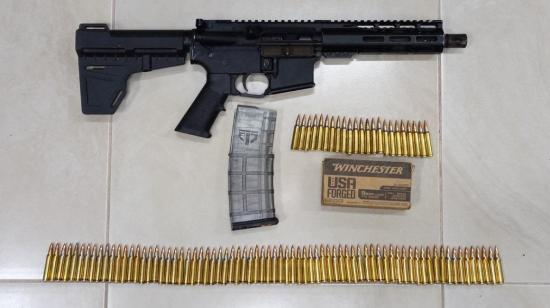 Armas y municiones capturadas en operativos policiales. Guayaquil, 10 de marzo de 2022.
