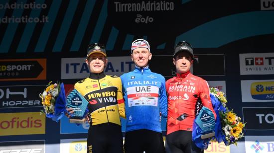 Tadej Pogacar (medio) festeja su triunfo en el podio de la Tirreno-Adriático, el domingo 13 de marzo de 2022.