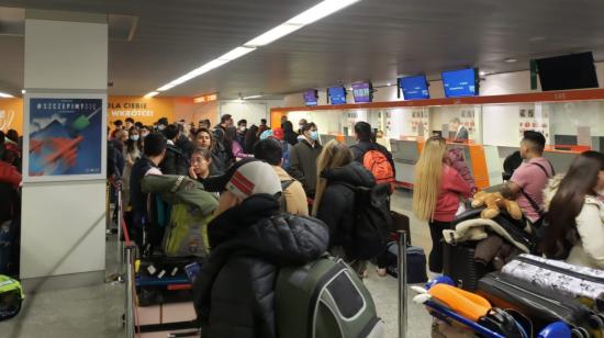 Un grupo de ecuatorianos en el aeropuerto de Varsovia (Polonia), el 13 de marzo de 2022, antes de su regreso a Ecuador.