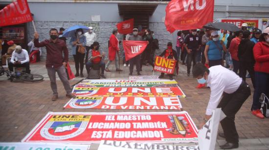 Profesores que pertenecen a la UNE, en los exteriores de la Asamblea Nacional, el 13 de marzo de 2022.