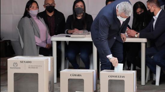 El presidente colombiano Iván Duque votó temprano en Bogotá, el 13 de marzo de 2022.