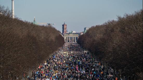 Miles de alemanes se concentran en la Puerta de Brandenburgo, en Berlín, para protestar en contra de la guerra en Ucrania, el 13 de marzo de 2022.