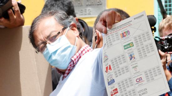 Gustavo Petro, candidato de la coalición de izquierda Pacto Histórico, marcando su voto en Bogotá, el 13 de marzo de 2022. 