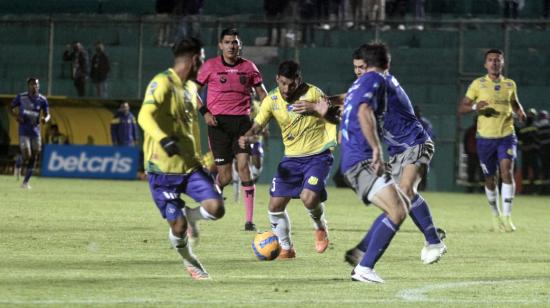 Los jugadores de Gualaceo  manejan una pelota ante los futbolistas de Emelec, en Azogues, el 13 de marzo de 2022.