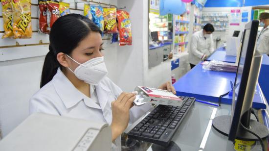 Una trabajadora de una farmacia en Cuenca, el 19 de mayo de 2021. 